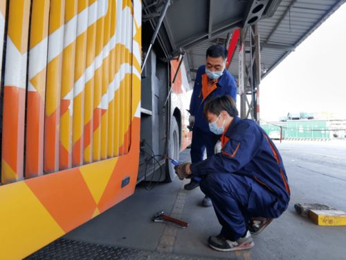 春運(yùn)路上的 守護(hù)神