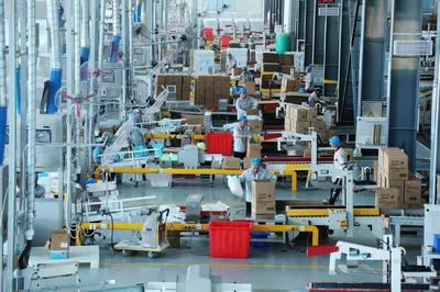 在山東辛化硅膠,工人在生產(chǎn)出口的水晶貓砂。資料片